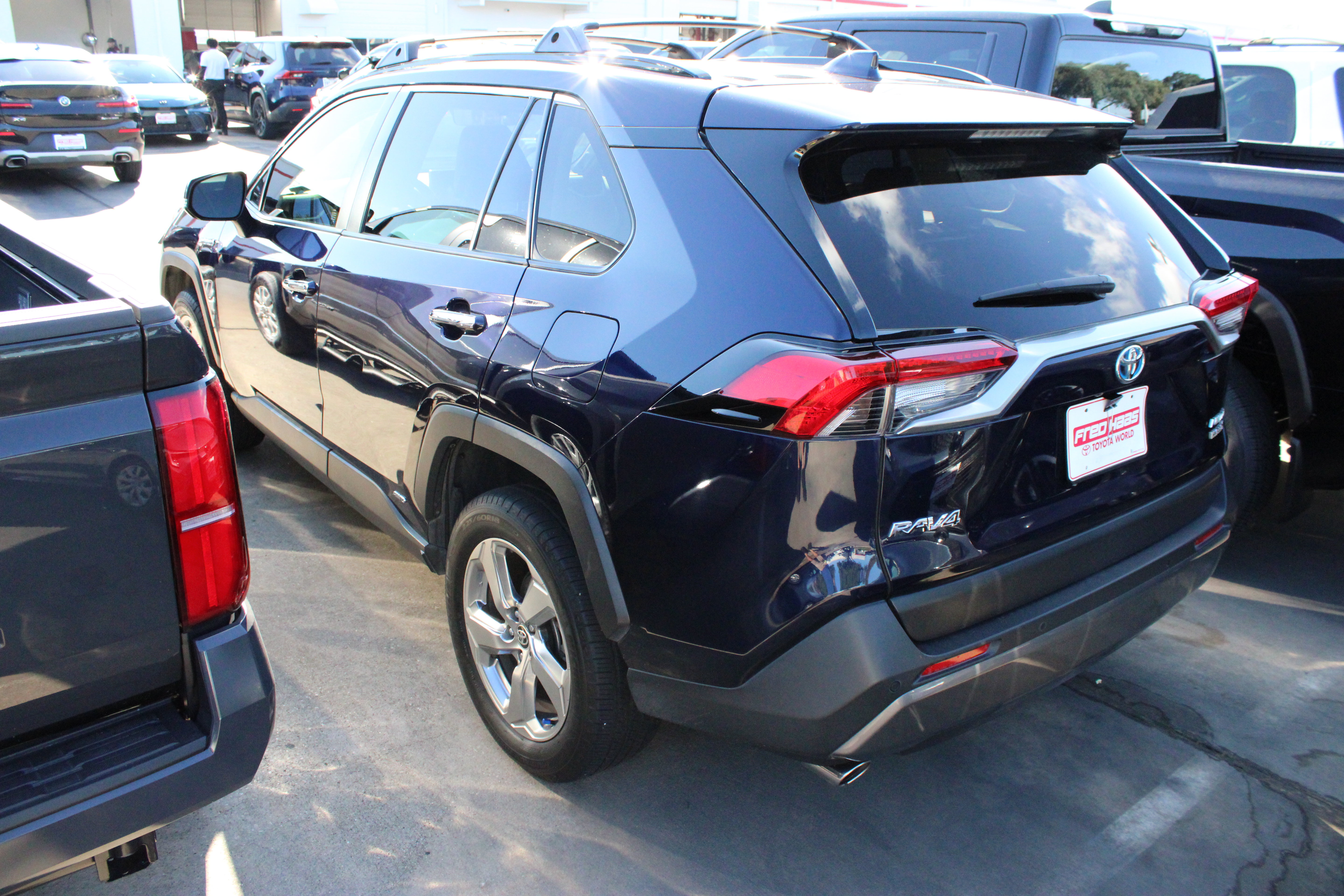Used 2020 Toyota RAV4 Limited AWD/4WD image 8
