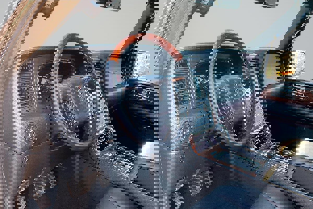 Used 2016 Lincoln Navigator Select image 14