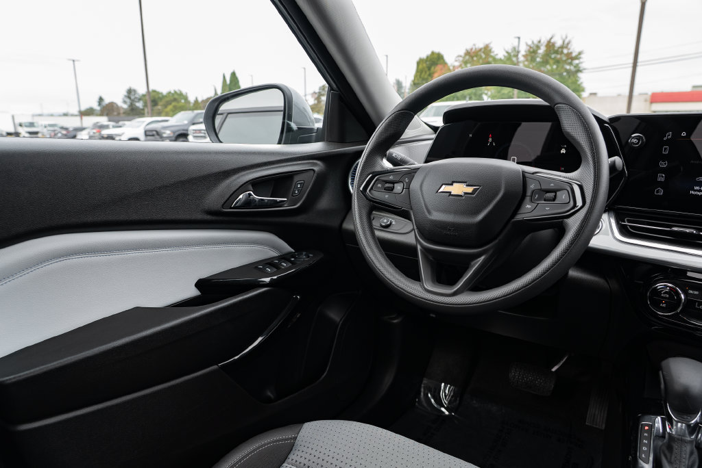 Used 2025 Chevrolet Trax LT FWD image 11