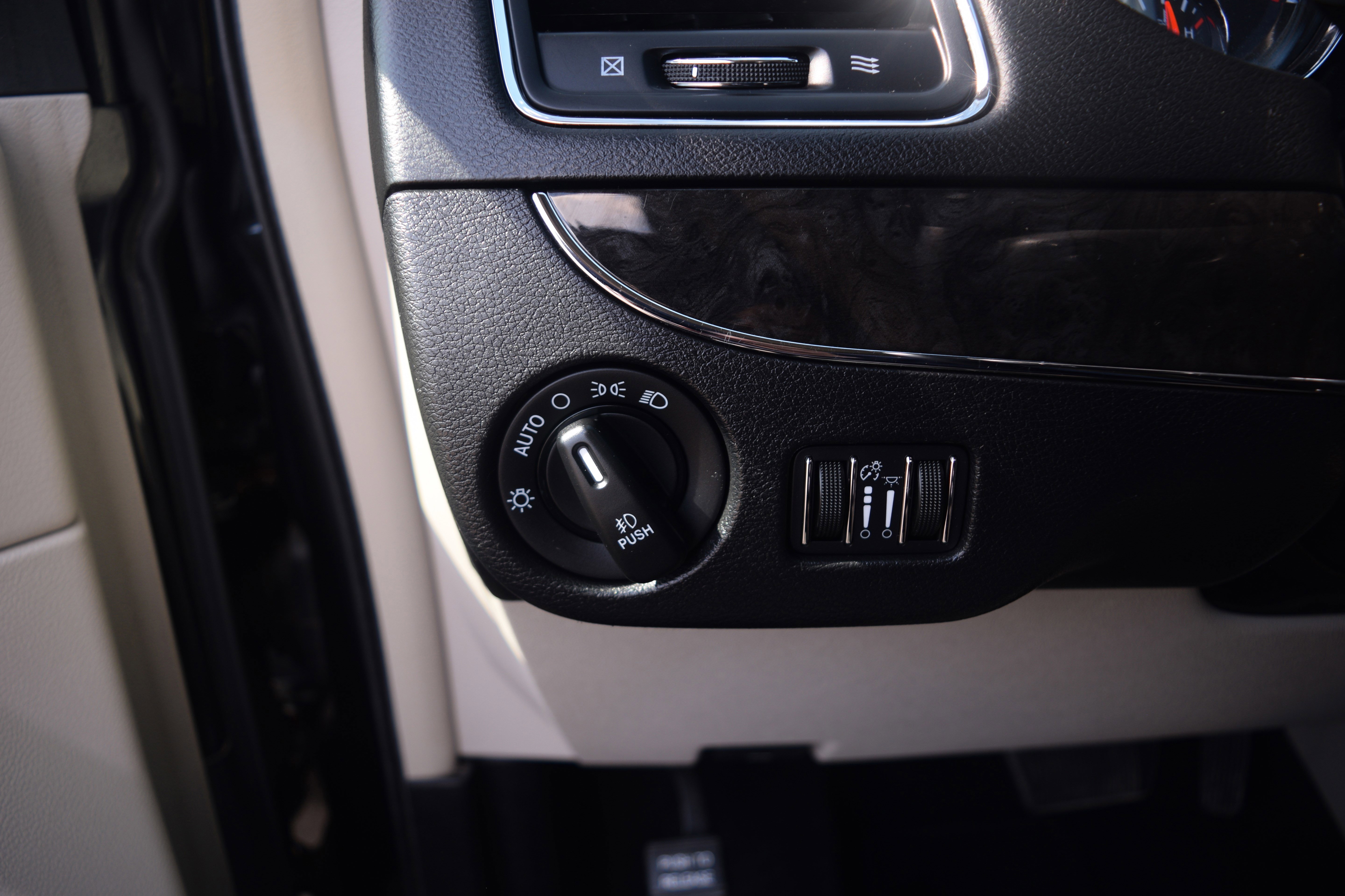 Used 2015 Chrysler Town & Country Touring w/ Driver Convenience Group image 7