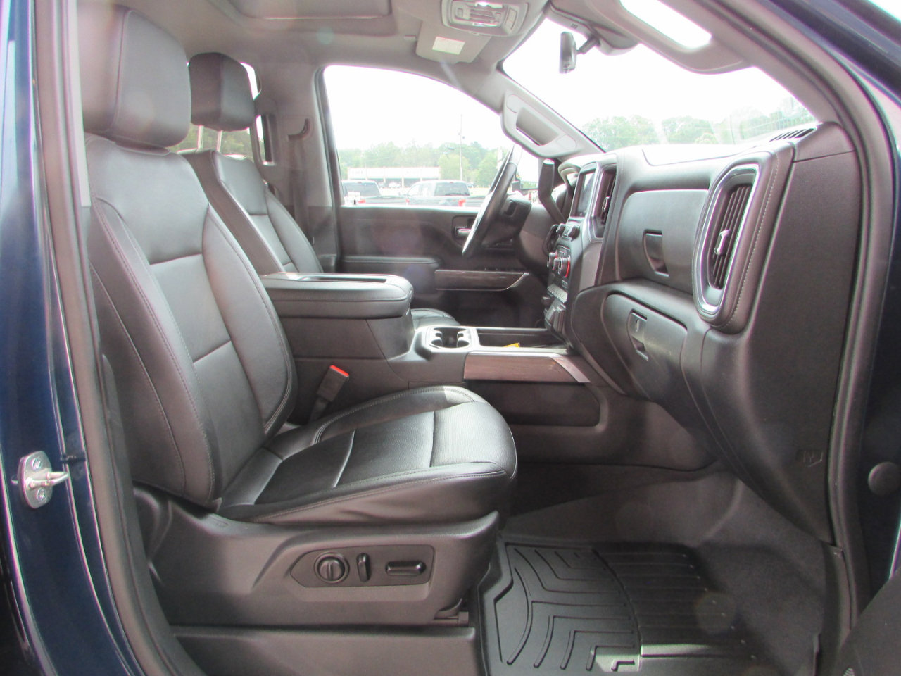 Used 2020 Chevrolet Silverado 2500 LTZ w/ LTZ Premium Package image 12