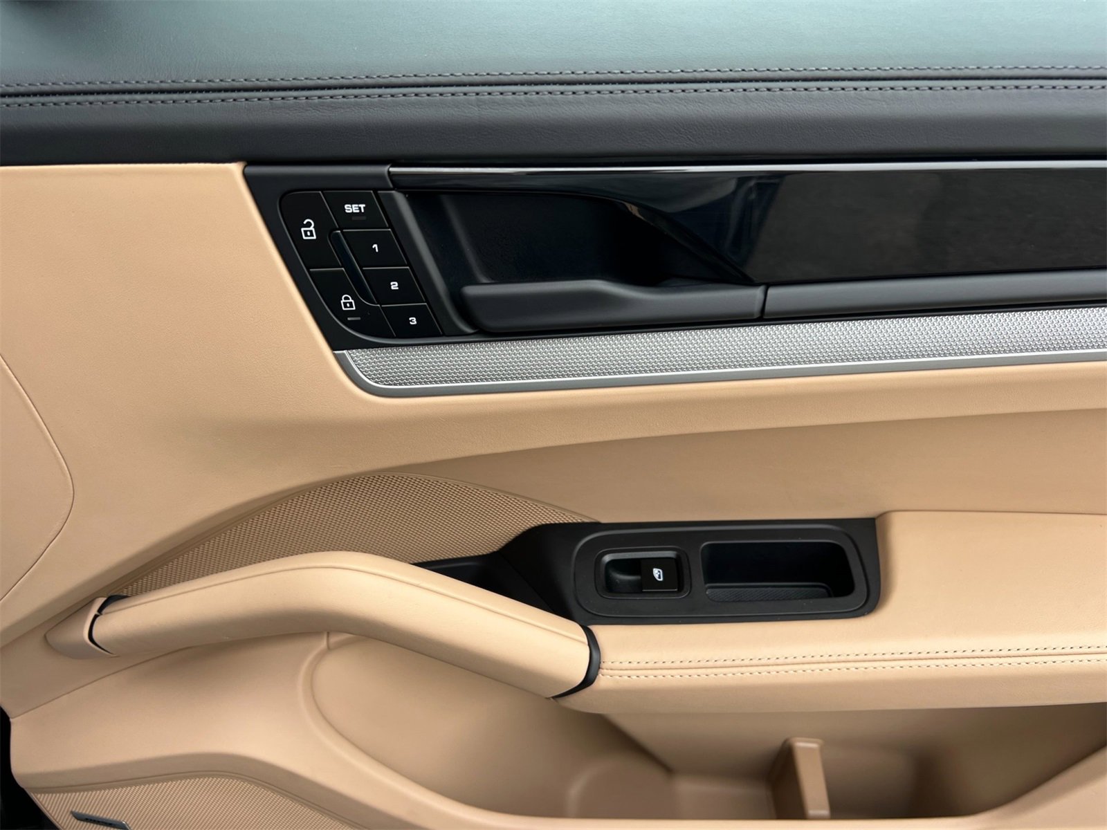 Certified 2025 Porsche Cayenne image 20