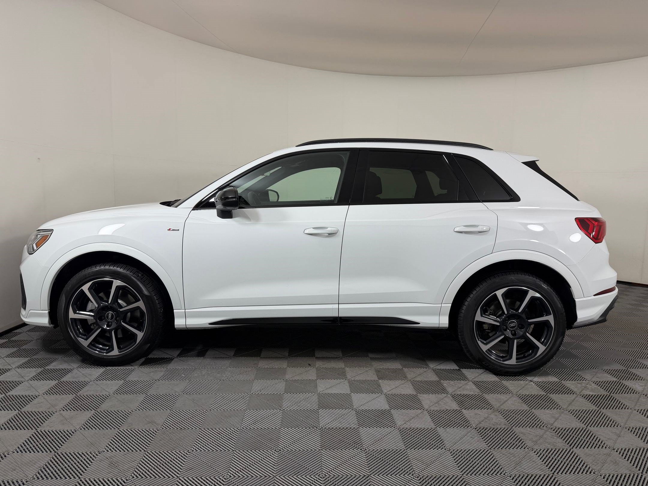 Certified 2025 Audi Q3 2.0T Premium Plus w/ Premium Plus Package AWD/4WD image 2