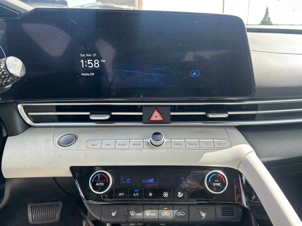 Used 2025 Hyundai Elantra Limited image 17