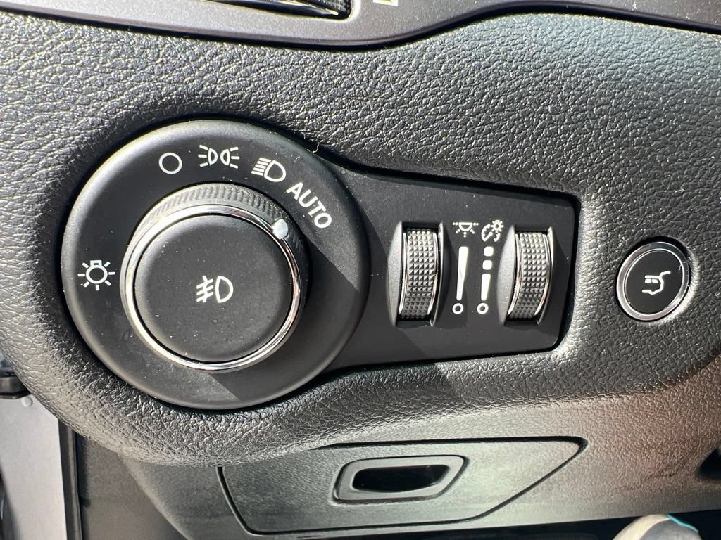 Used 2020 Jeep Cherokee Limited AWD/4WD image 33