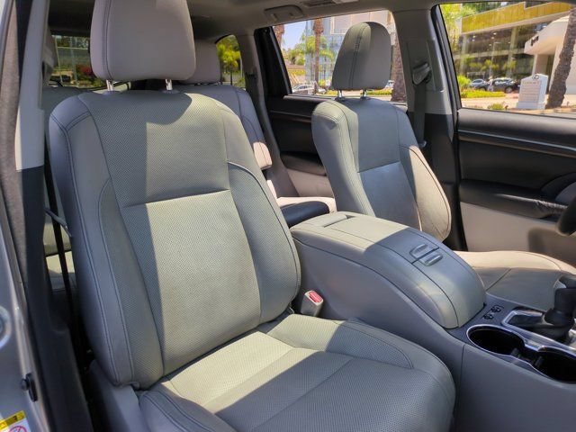 Used 2016 Toyota Highlander Limited Platinum FWD image 32