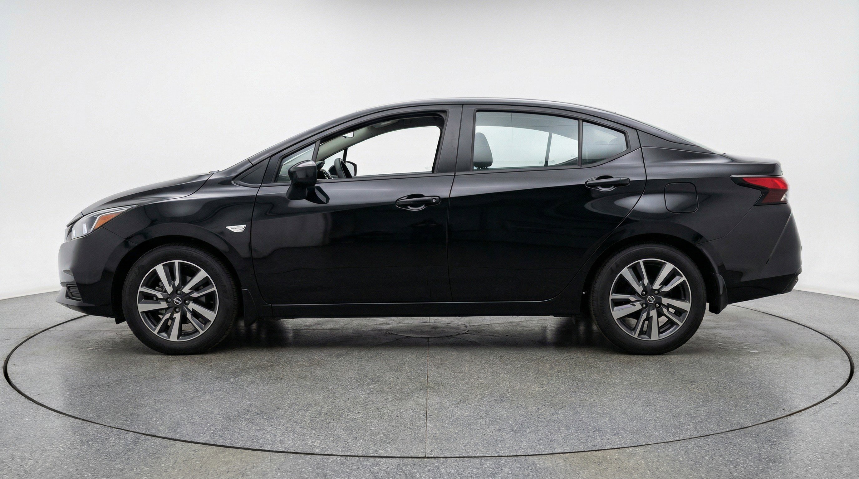 Used 2025 Nissan Versa SV FWD image 5