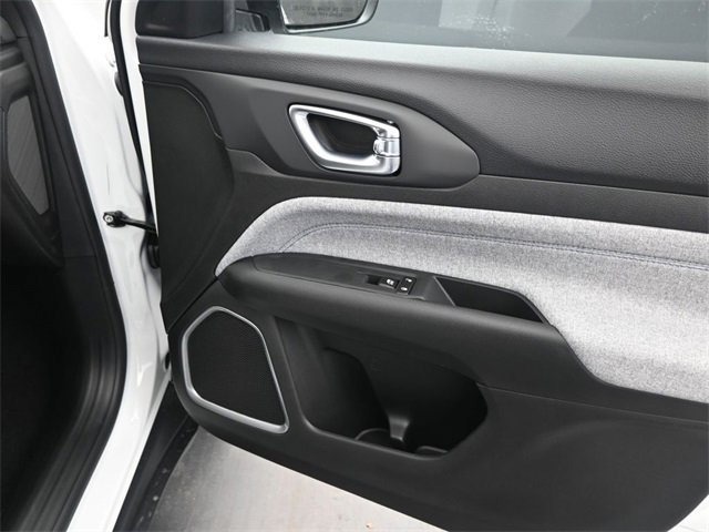 Used 2025 Jeep Compass Sport image 11