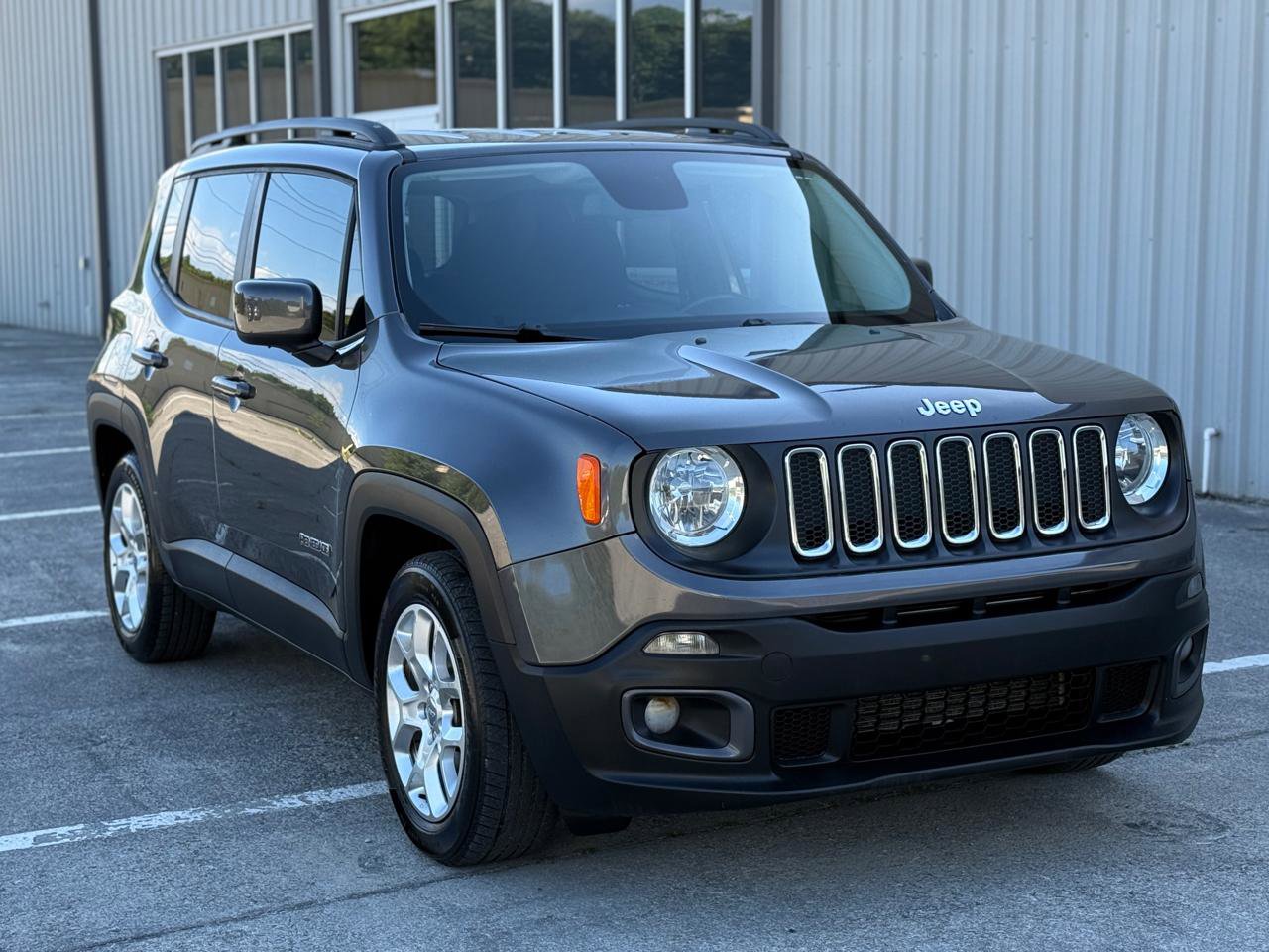 Used 2017 Jeep Renegade Latitude w/ Popular Equipment Group FWD image 3