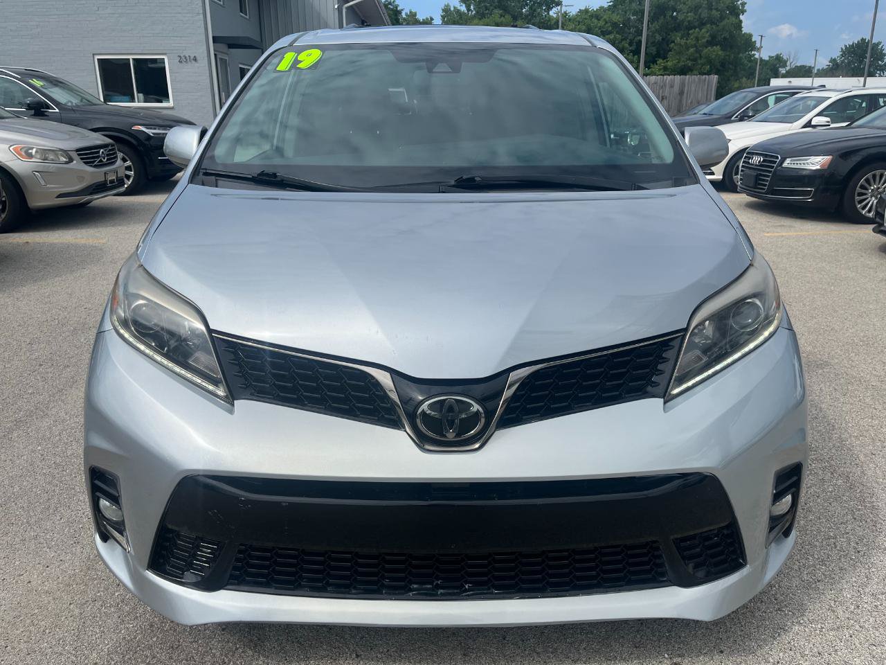 Used 2019 Toyota Sienna SE w/ SE Preferred Package FWD image 8