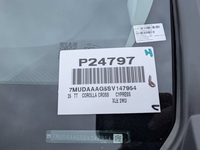 Used 2025 Toyota Corolla Cross XLE w/ Convenience Package FWD image 36