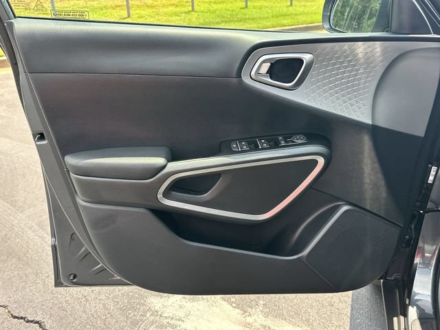Used 2025 Kia Soul LX w/ LX Technology Package FWD image 19