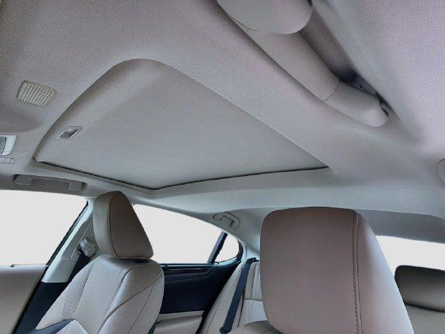 Used 2021 Lexus ES 300h Ultra Luxury w/ Accessory Package 2 FWD image 26
