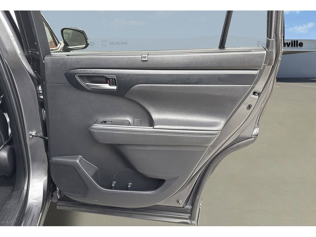 Used 2023 Toyota Highlander XLE FWD image 22