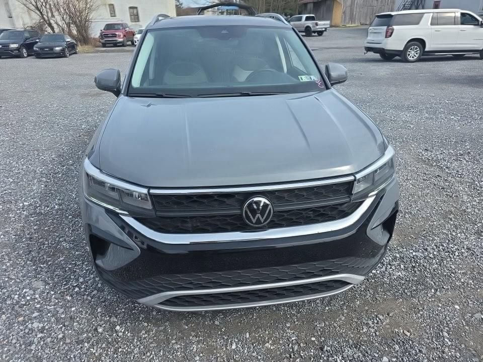 Used 2023 Volkswagen Taos SE w/ Panoramic Sunroof Package image 4