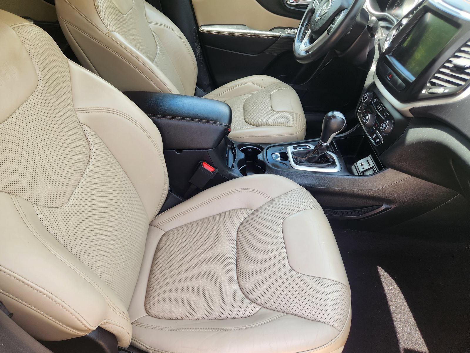 Used 2016 Jeep Cherokee Limited w/ Luxury Group FWD image 15