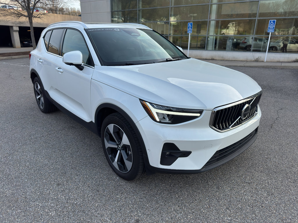 Used 2025 Volvo XC40 B5 Plus image 1