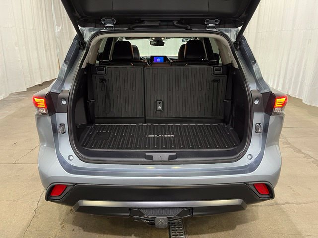 Used 2024 Toyota Highlander XLE AWD/4WD image 12
