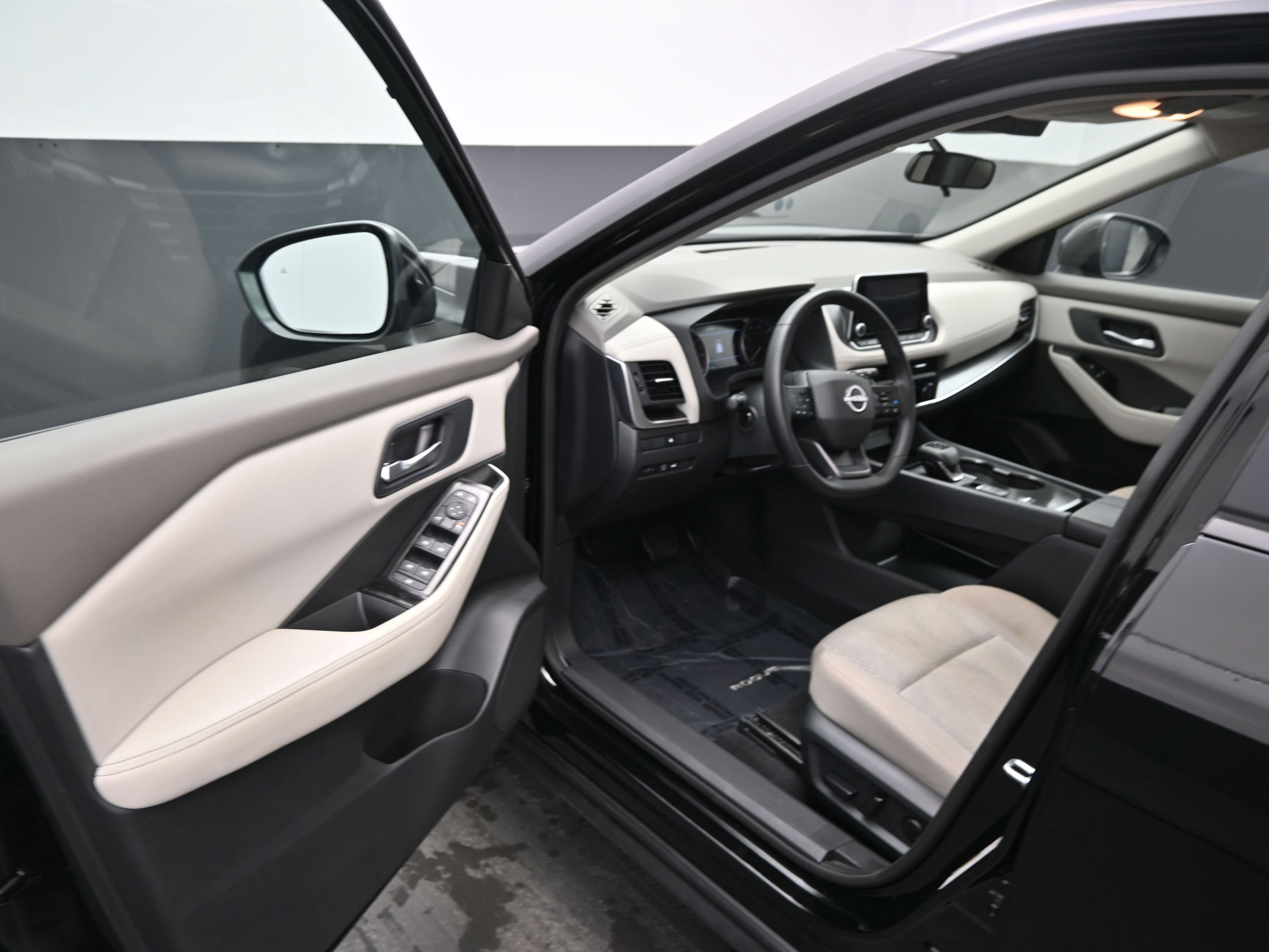 Used 2025 Nissan Rogue SV image 18