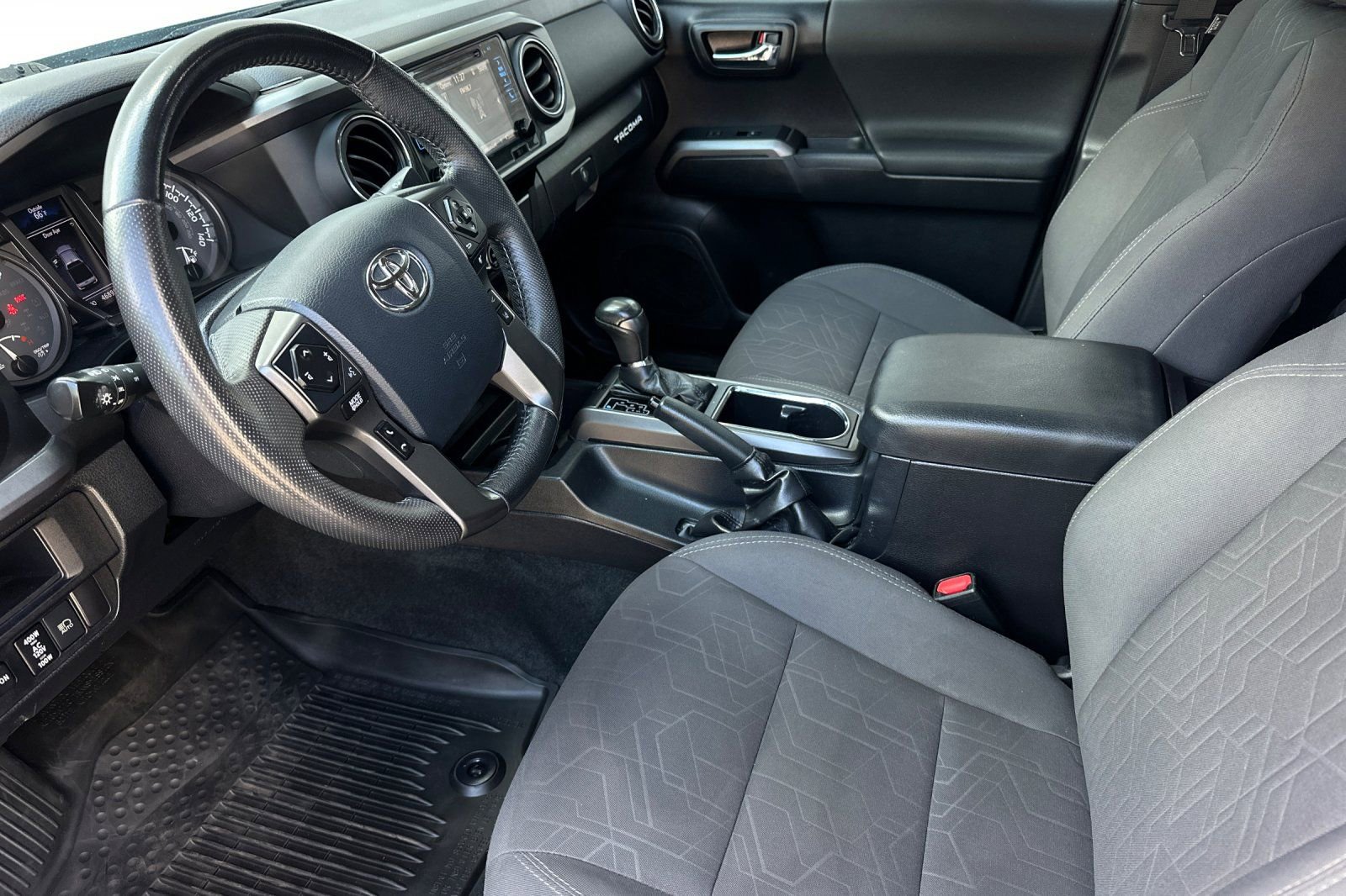 Used 2018 Toyota Tacoma TRD Sport w/ Technology Package image 9