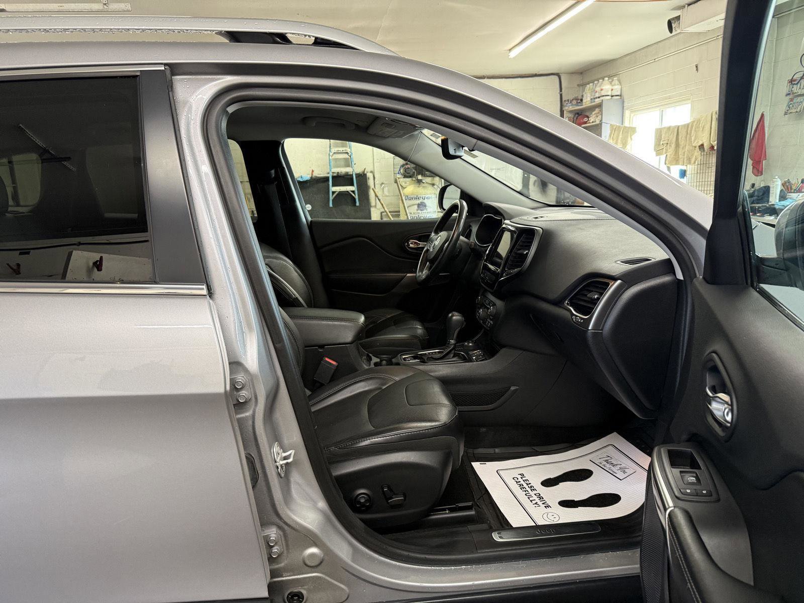 Used 2019 Jeep Cherokee Limited AWD/4WD image 30