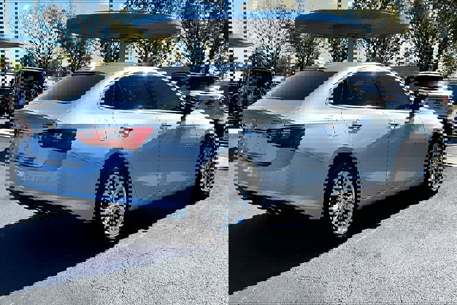 Used 2017 Chevrolet Malibu Premier w/ Driver Confidence Package FWD image 4