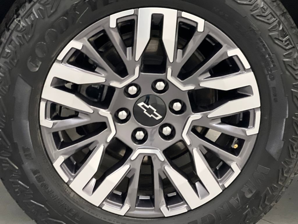 Used 2025 Chevrolet Suburban Z71 image 71