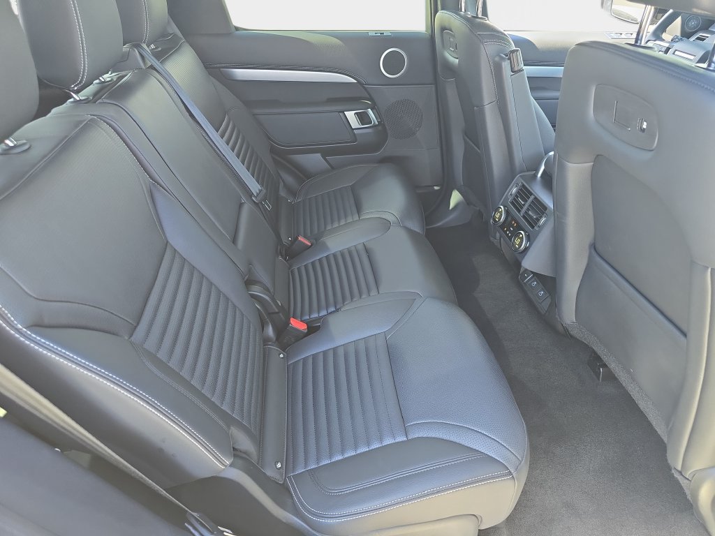 Used 2025 Land Rover Discovery Dynamic SE AWD/4WD image 11