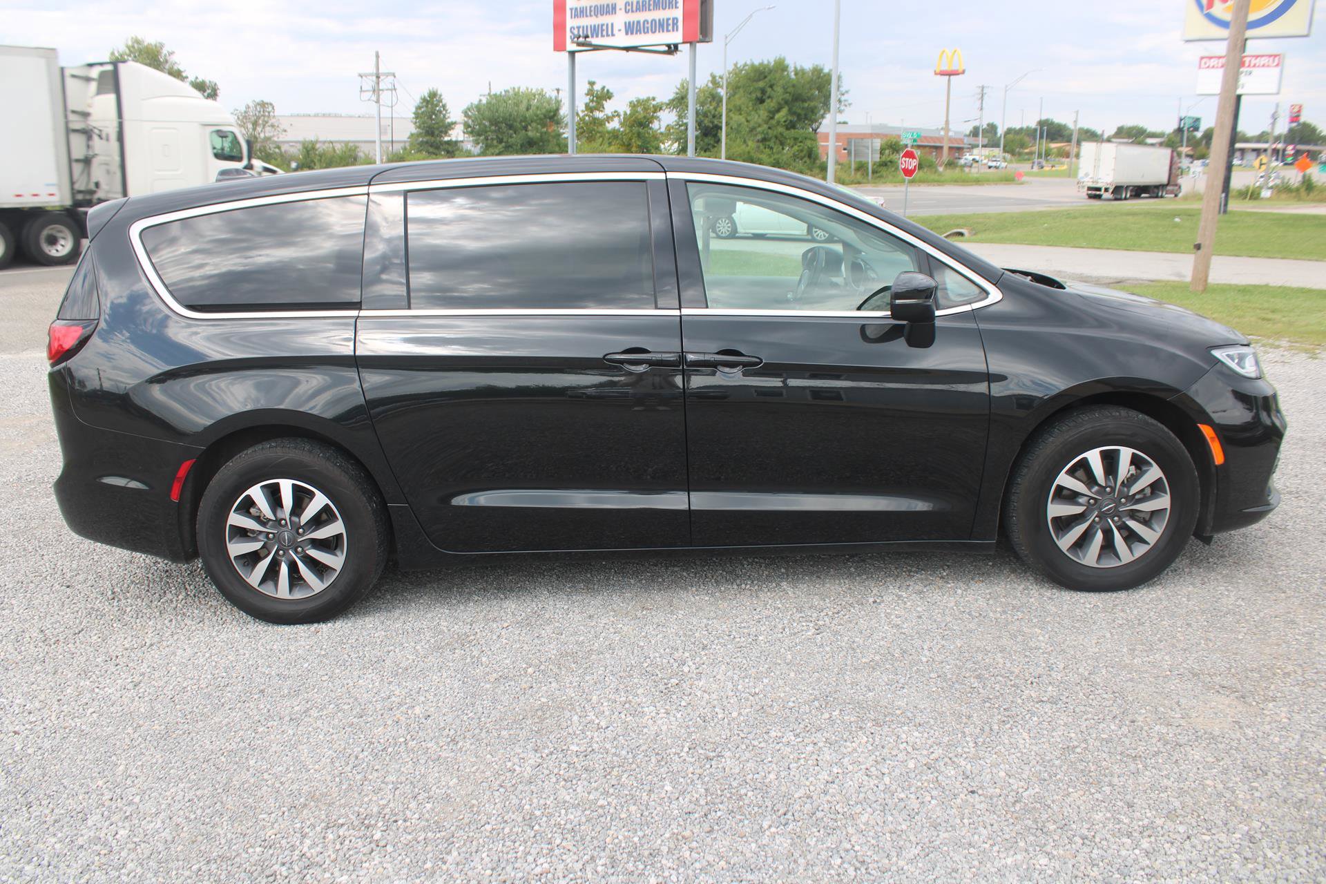 Used 2023 Chrysler Pacifica Touring-L image 8