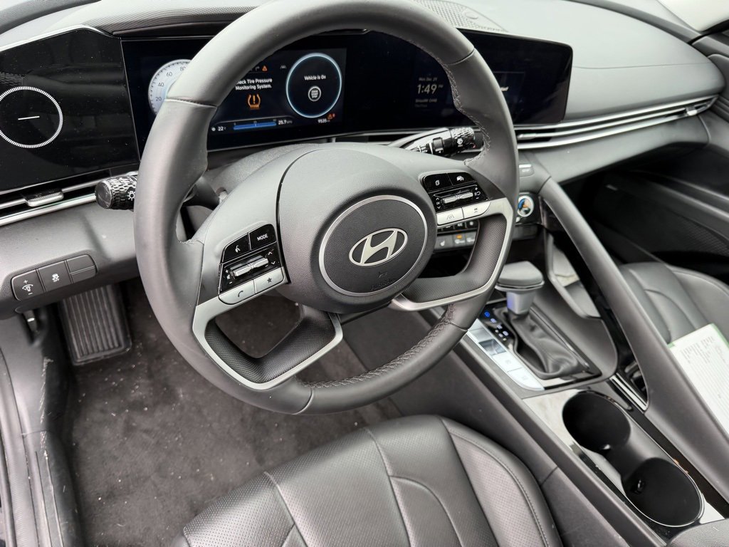 Used 2025 Hyundai Elantra Limited image 7