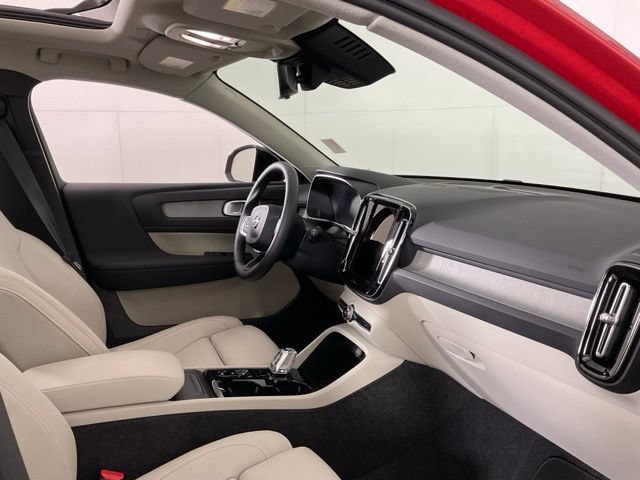 Certified 2025 Volvo XC40 B5 Ultra AWD/4WD image 33