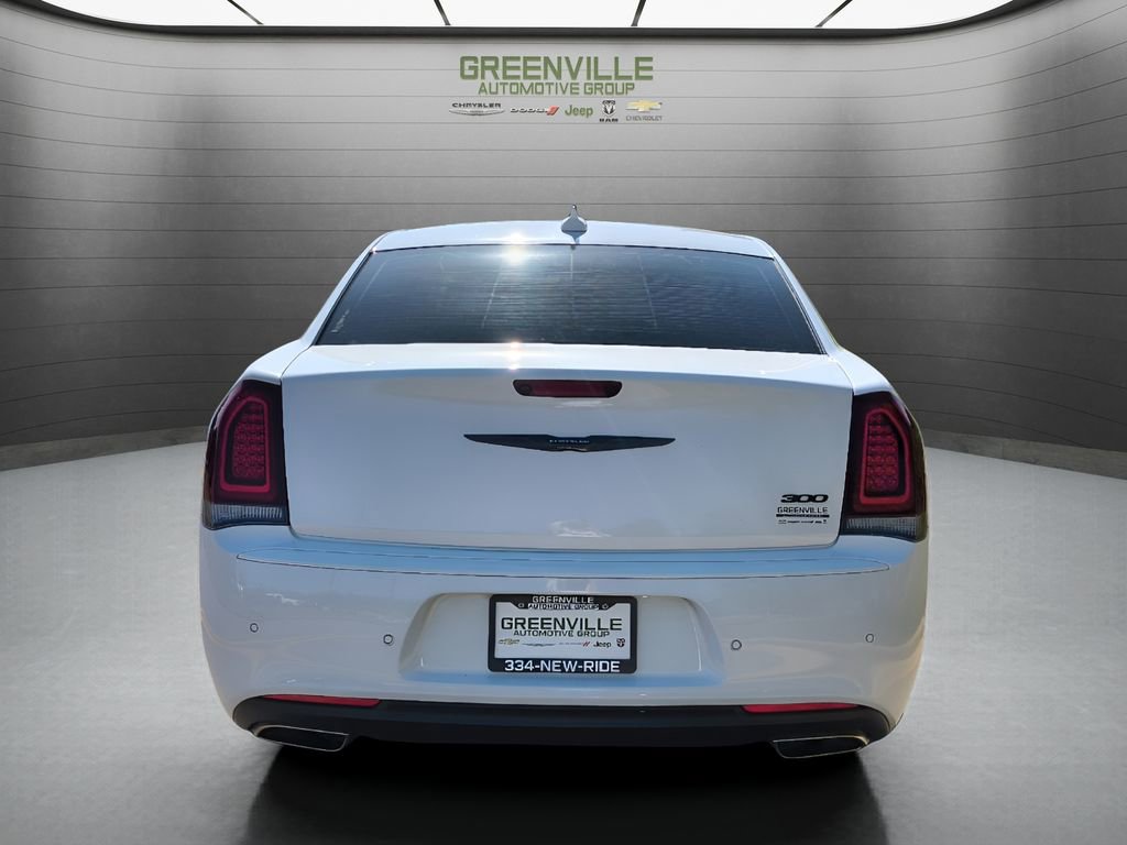 Used 2022 Chrysler 300 Touring L RWD image 4