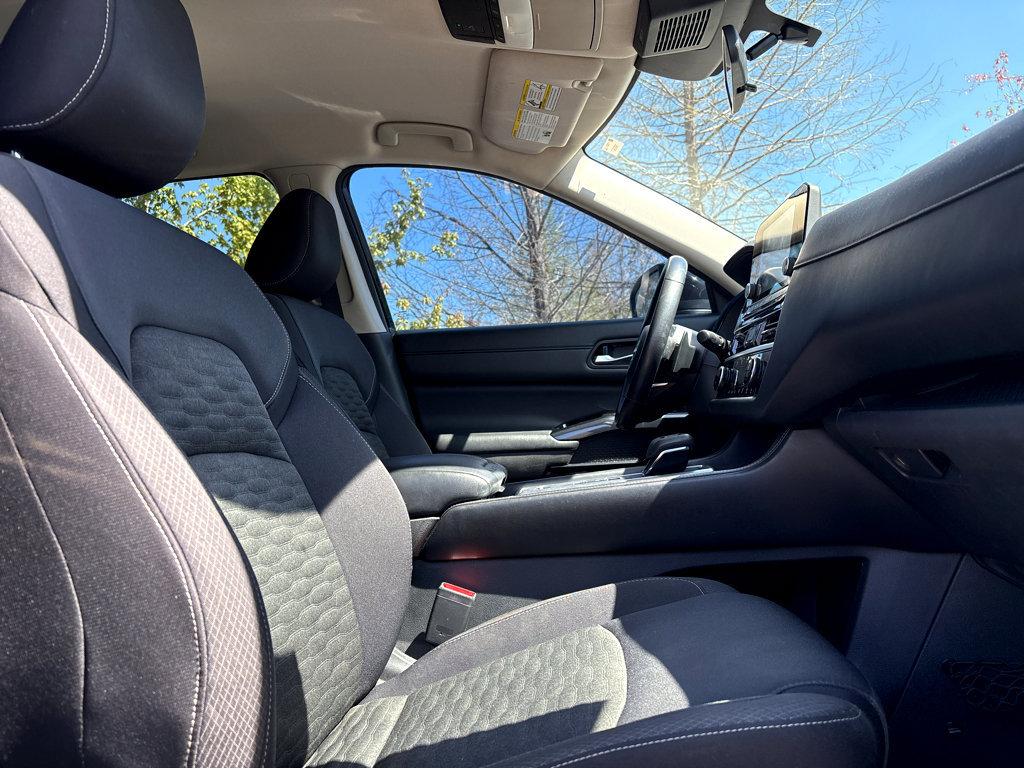 Used 2022 Nissan Pathfinder SV w/ SV Black Package image 9