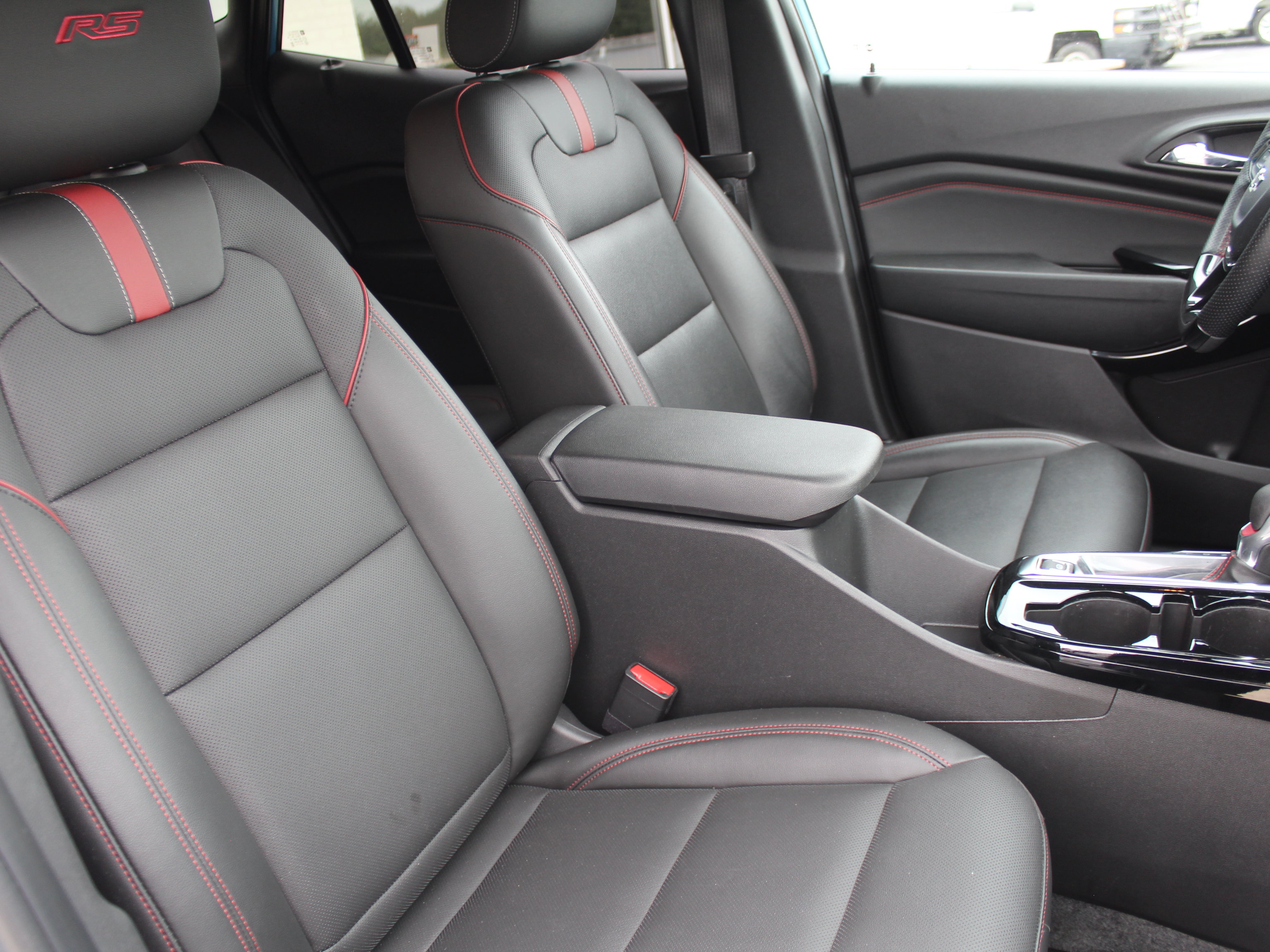 Used 2025 Chevrolet Trax RS w/ Driver Confidence Package FWD image 28