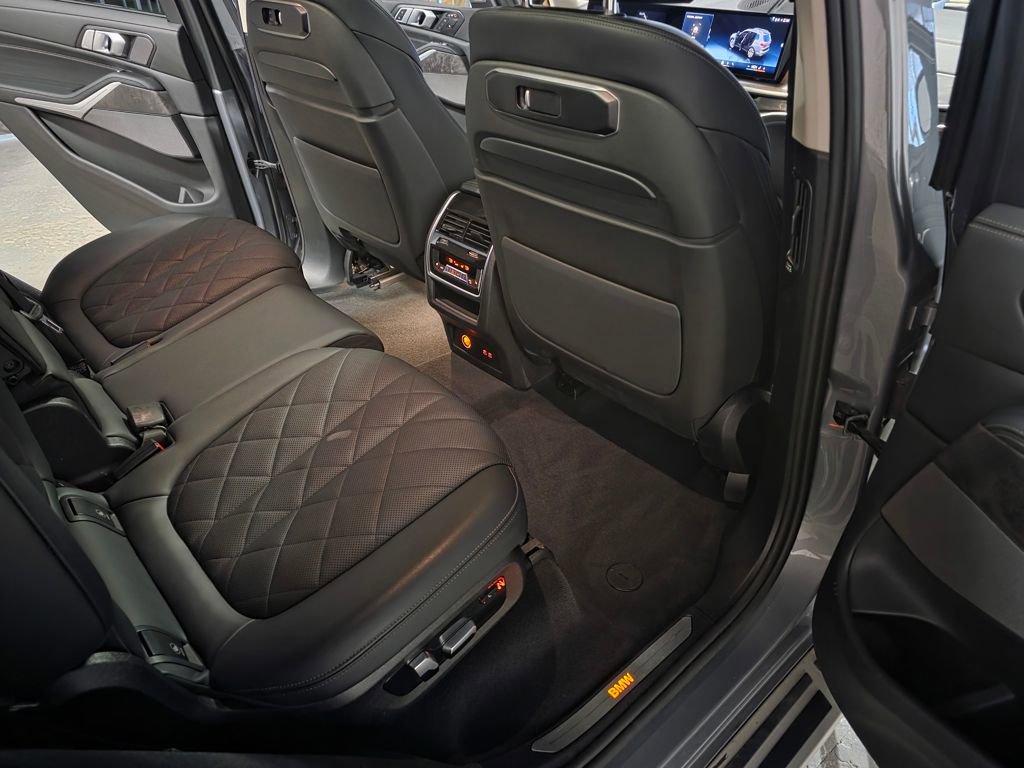 Used 2025 BMW X7 xDrive40i w/ Premium Package image 26