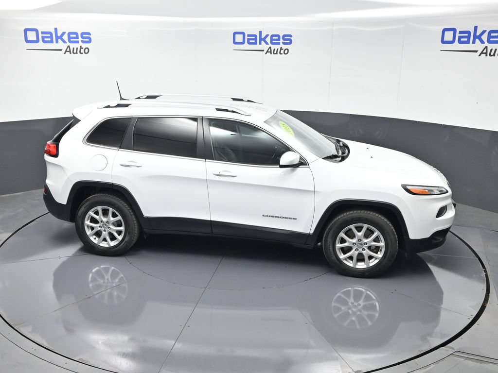 Used 2018 Jeep Cherokee Latitude Plus w/ Cold Weather Group AWD/4WD image 52
