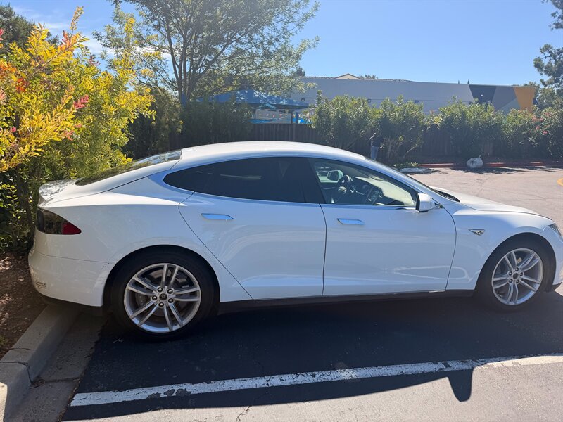 Used 2014 Tesla Model S 60 RWD image 2