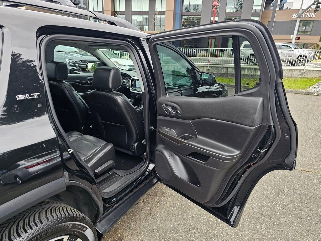 Used 2019 GMC Acadia SLT w/ Black Edition image 28