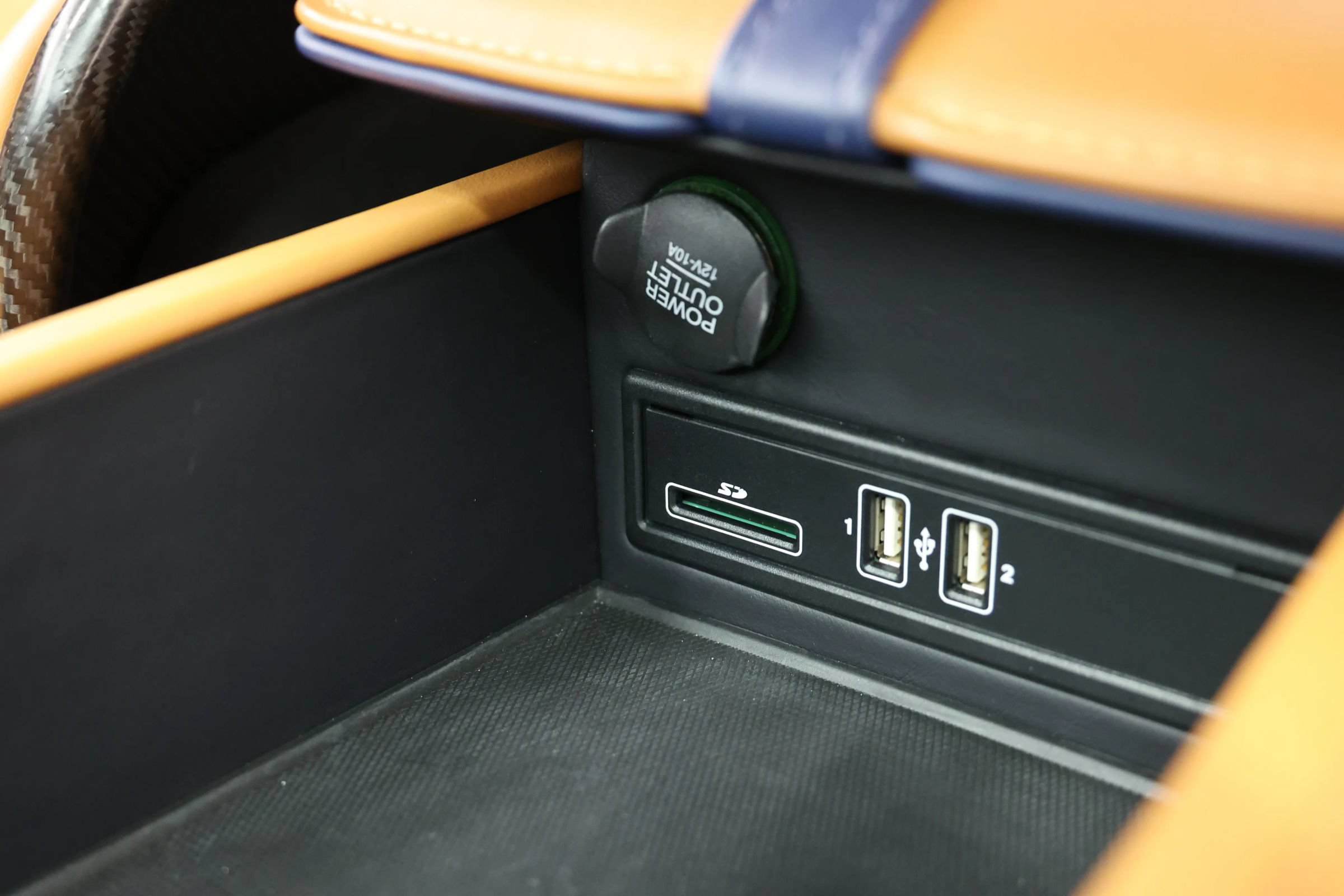 Used 2023 Aston Martin DBS Coupe RWD image 28