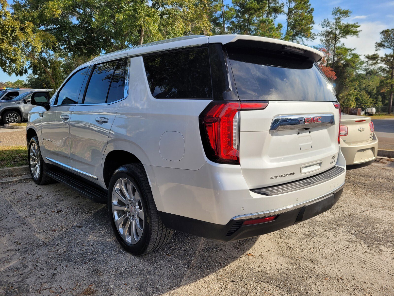 Used 2021 GMC Yukon SLT w/ SLT Luxury Plus Package image 4