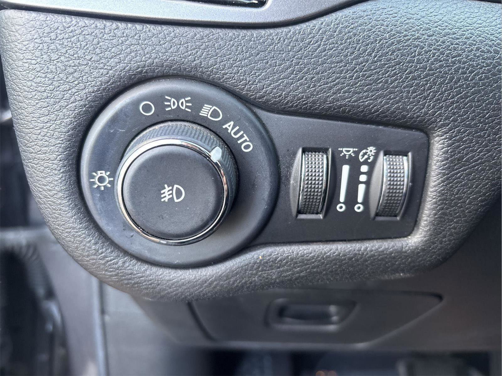 Used 2020 Jeep Cherokee Latitude Plus image 31