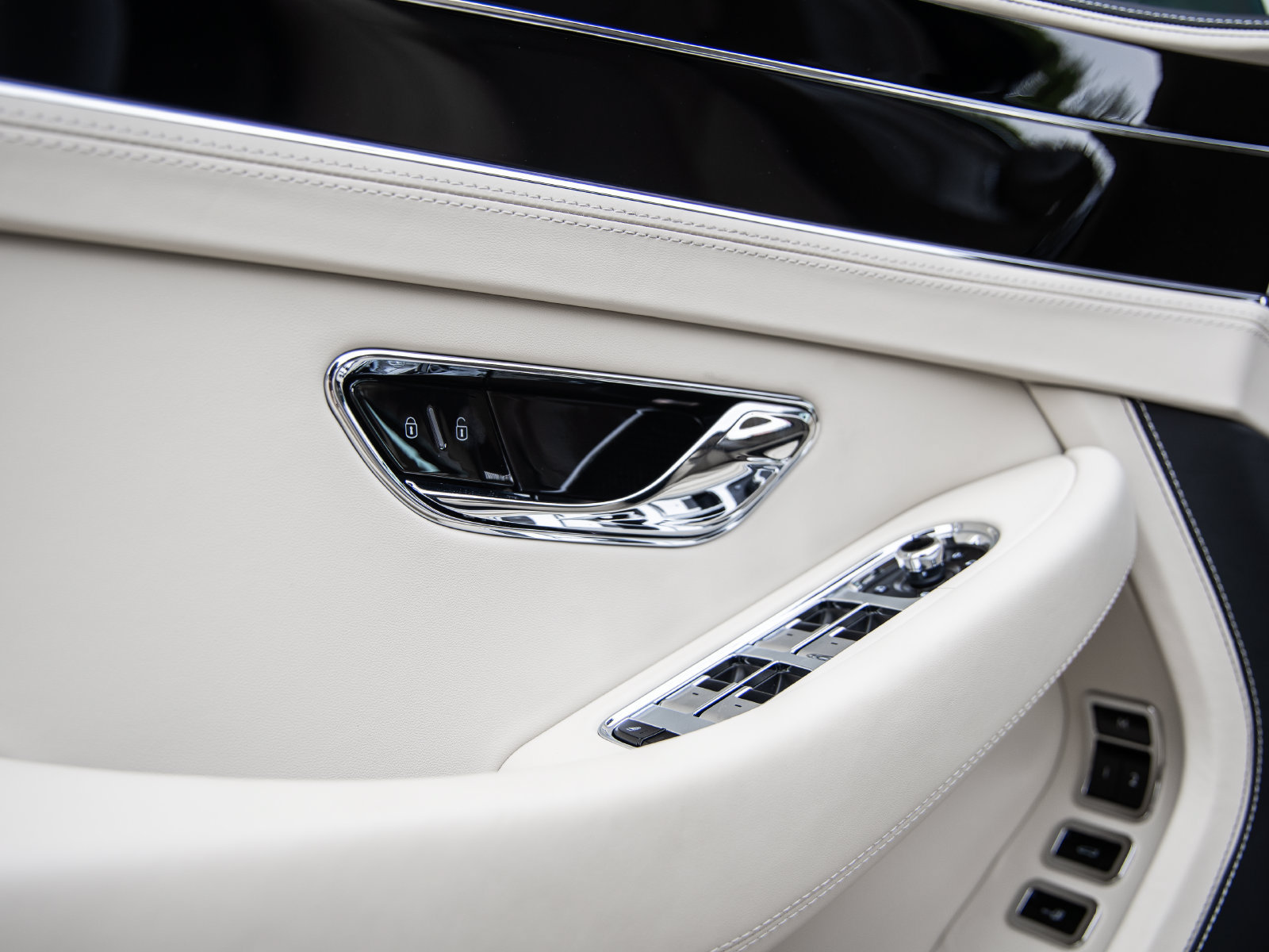 Used 2025 Bentley Continental GTC AWD/4WD image 24