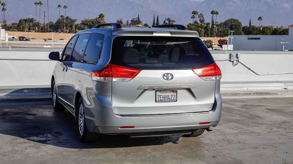 Used 2014 Toyota Sienna L image 7