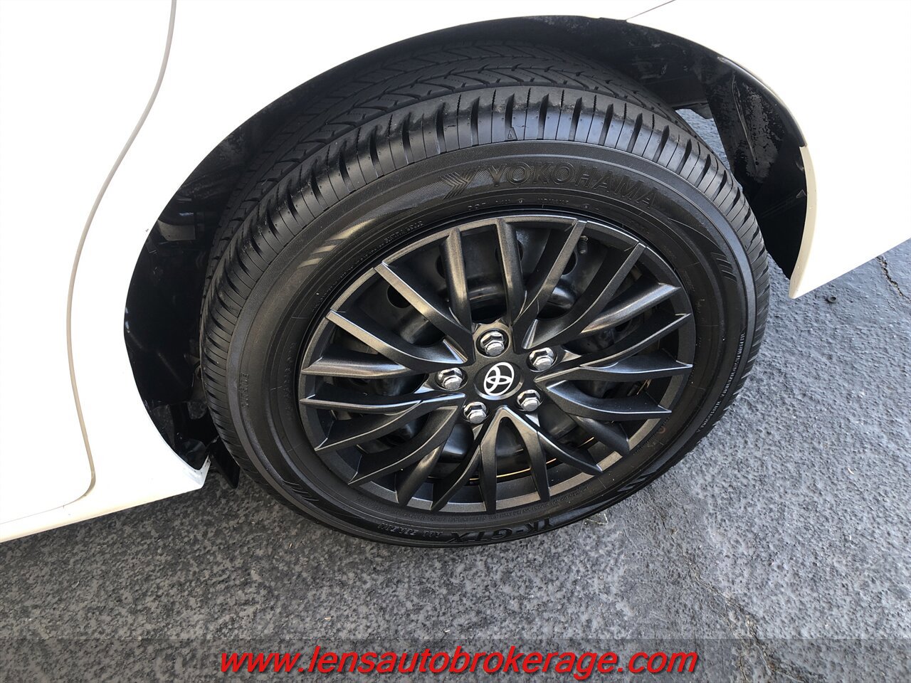 Used 2018 Toyota Corolla LE FWD image 25