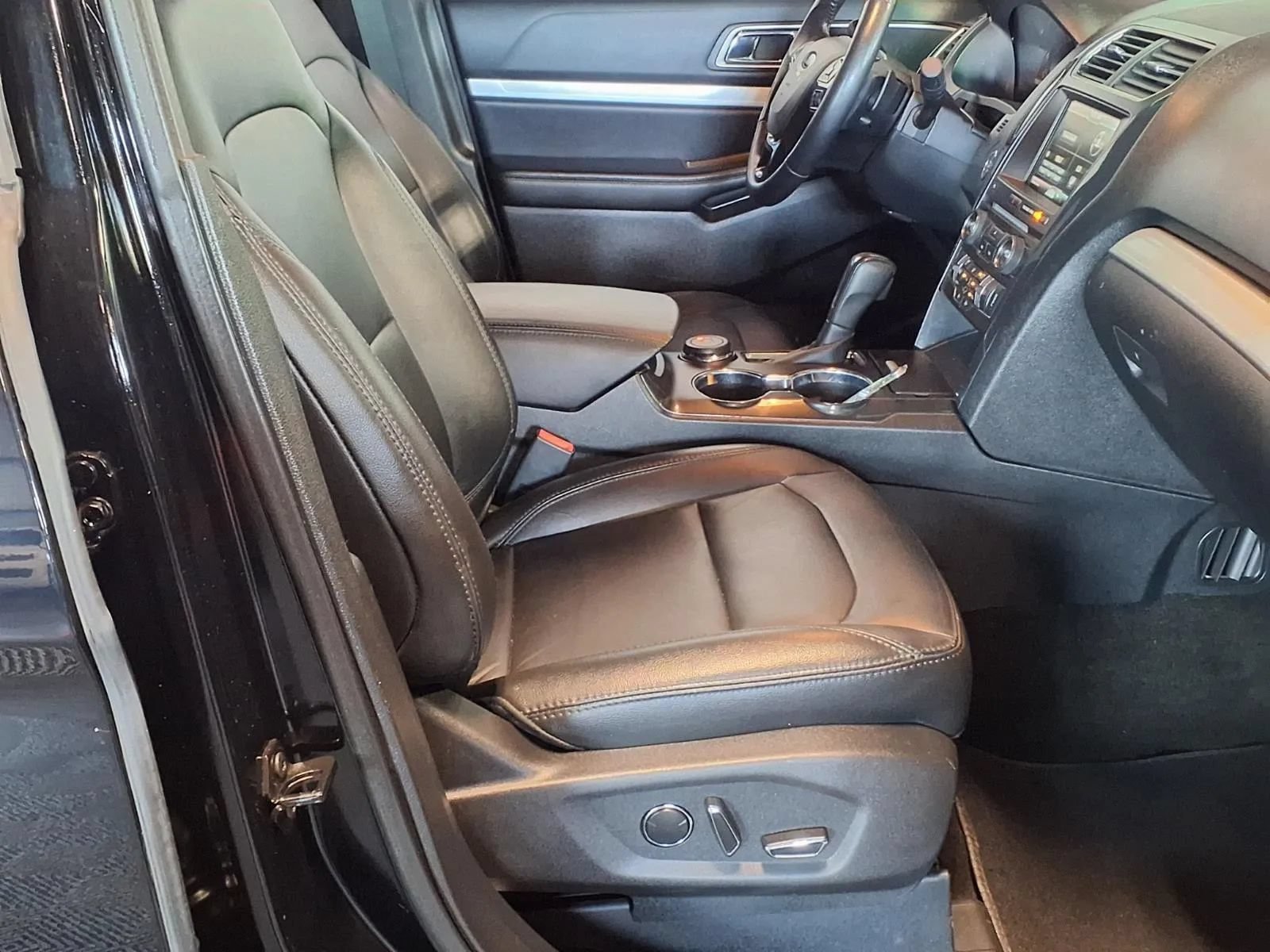 Used 2016 Ford Explorer XLT w/ Equipment Group 202A AWD/4WD image 14