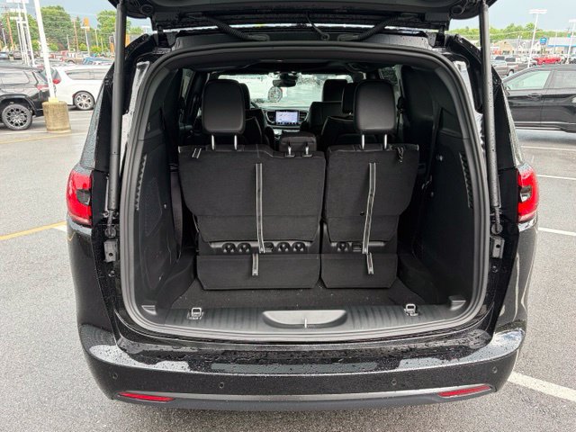 New 2027 Chrysler Pacifica Limited w/ Family Tech Group AWD/4WD image 7