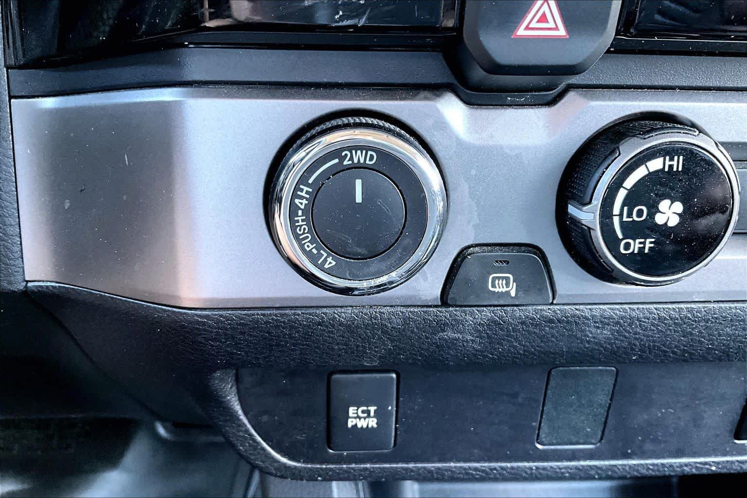 Used 2017 Toyota Tacoma SR5 AWD/4WD image 34