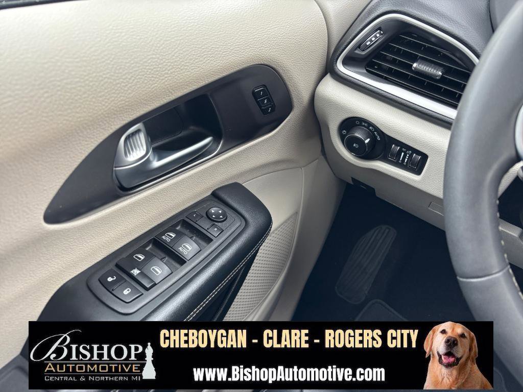 Used 2023 Chrysler Pacifica Touring-L image 37