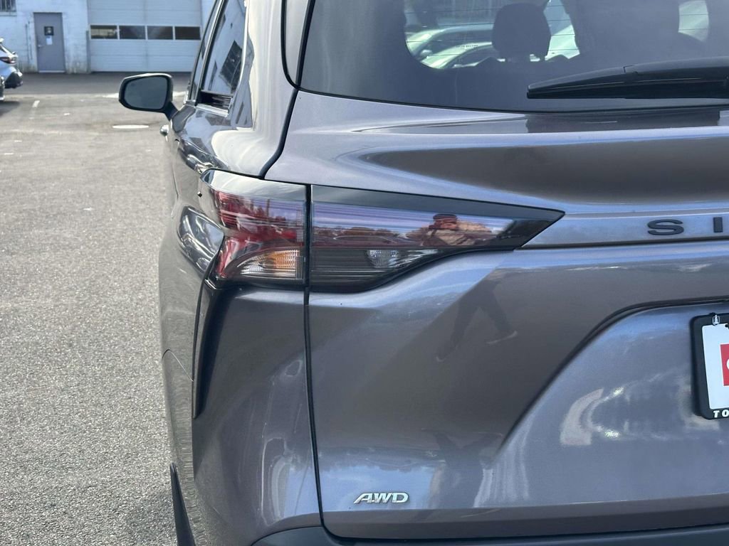 Used 2023 Toyota Sienna XLE image 11