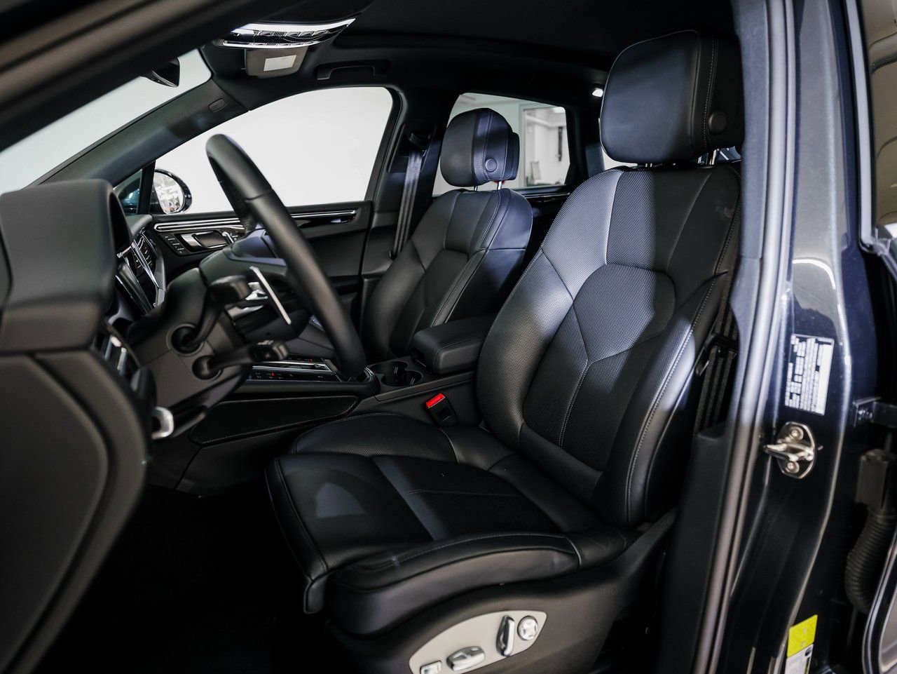 Certified 2025 Porsche Macan AWD/4WD image 5